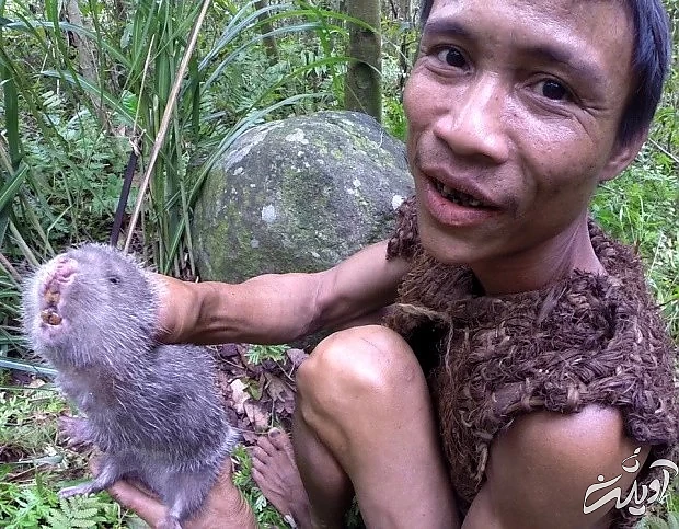 مرد 46 ساله ویتنامی ملقب به تارزان که سال ها در جنگل زندگی کرده، هیچ شناختی از زن ها نداشته و ذره ای میل جنسی در او دیده نمی شود